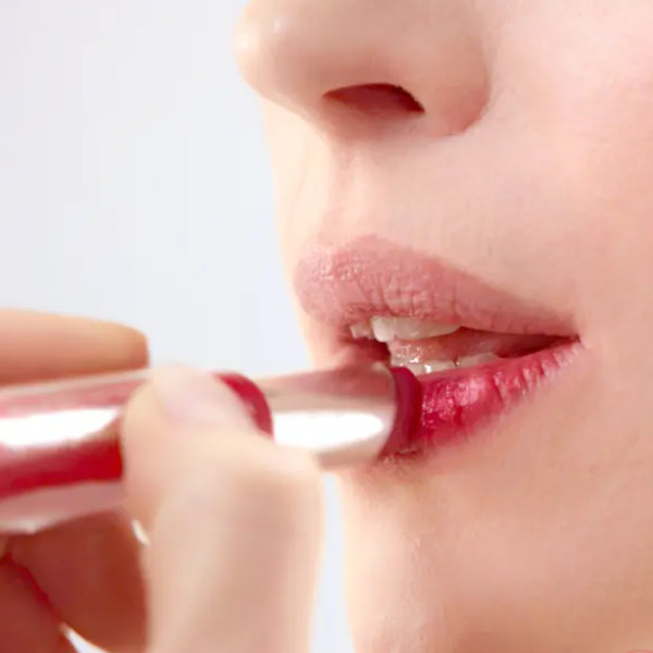 Agua termal Avène Hidroterapia de Avène Couvrance Bálsamo embellecedor de labios Rojo