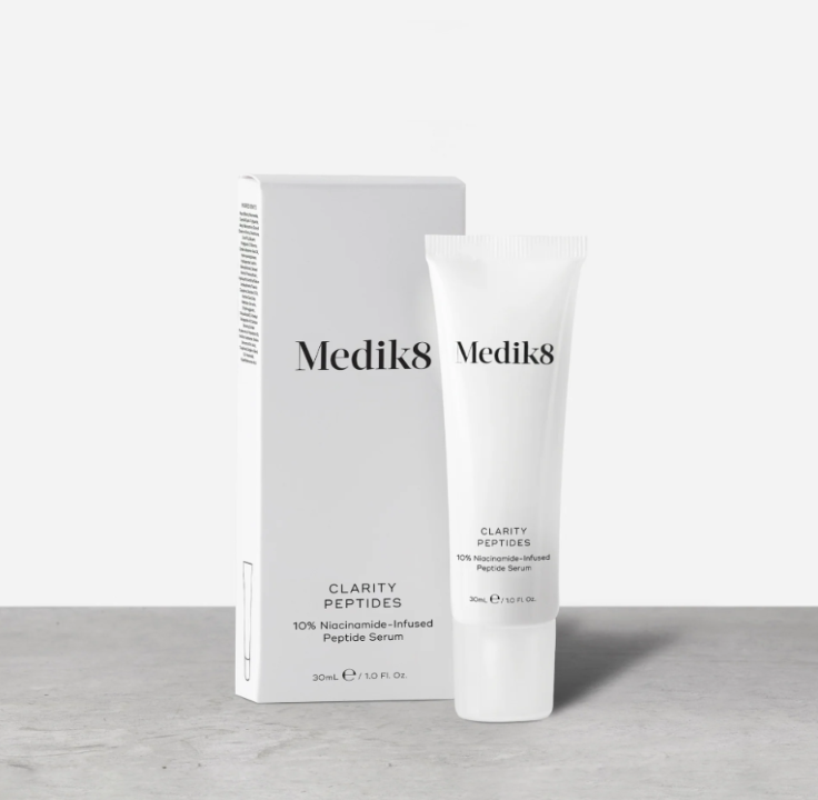 Medik8 Piel Bella de por Vida CLARITY PEPTIDES™ Suero de péptidos con 10% de niacinamida