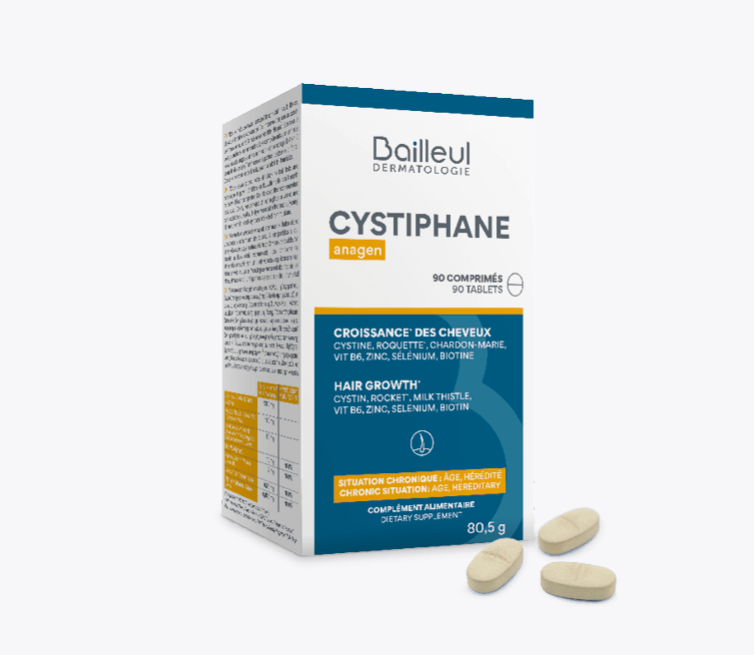 anagen Complemento alimenticio - anagen CN 2115552 CRECIMIENTO* DEL CABELLO CYSTIPHANE anagen es un complemento alimenticio para el cabello, con una fórmula completa y adaptada a las situaciones crónicas vinculadas a la herencia o a la edad. Formulado a base de cistina, rúcula, cardo mariano, vitamina B6, zinc, selenio y biotina. *El extracto de Eruca Sativa (rúcula) participa en la estimulación del bulbo del cabello y favorece su crecimiento. La vitamina B6 contribuye a la síntesis normal de la cisteína. La cisteína es un componente esencial de la queratina y desempeña un papel en la resistencia y el grosor del cabello. El selenio y el zinc contribuyen a proteger las células contra el estrés oxidativo. Hombres y mujeres BENEFICIOS Crecimiento del cabello* Situación crónica: edad, herencia CAPACIDAD Caja de 90 comprimidos